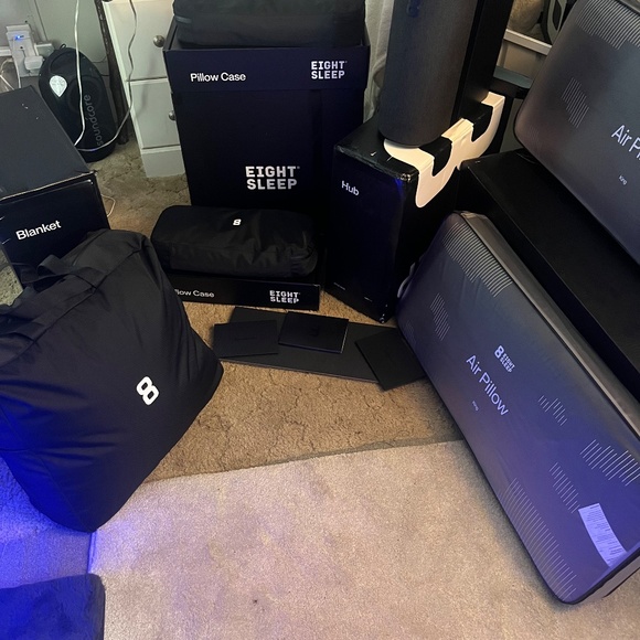 Sleep 8 hub 5 king blanket 2 air pillows and 2 covers - Picture 3 of 12